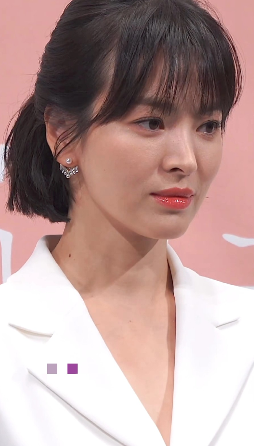 乔妹现在自带一种忧郁感，看她眼神就知道，只有经历过的人才懂得，她也经历了很多痛苦