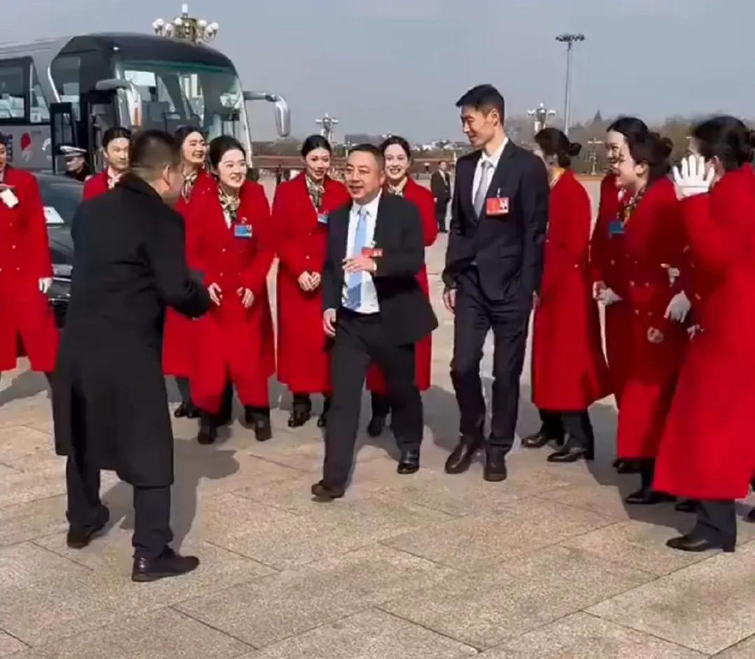 刘国梁和王励勤站一起真的有点差距，身高差距不小。感觉刘国梁瞬间迷你不少，王励勤是