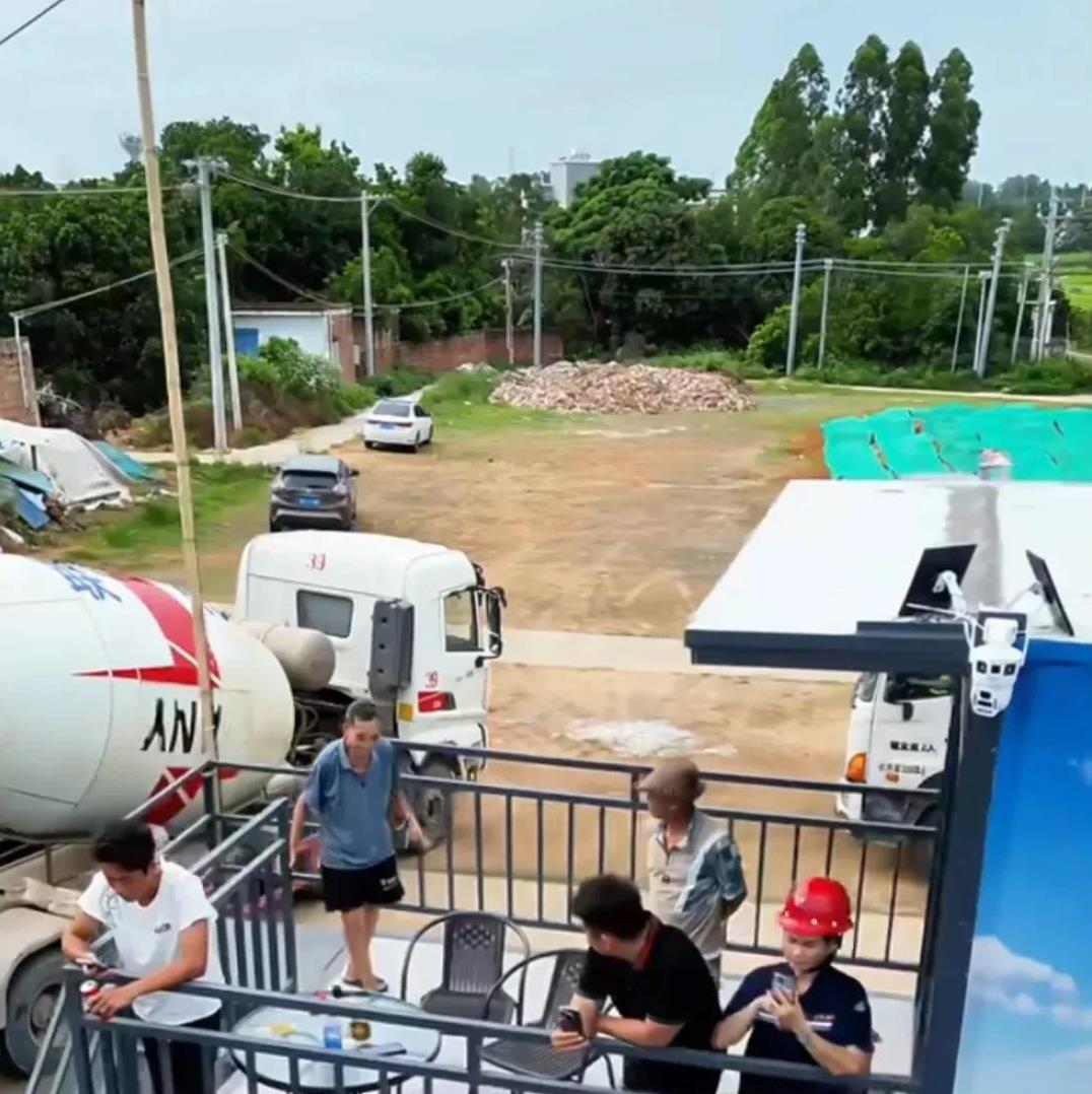 全红婵家建房子更新，现在到浇铸剪力墙时候，当天爷爷站在项目部二层上观看施工，工人