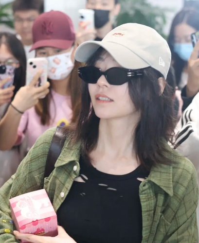 张靓颖出行 绿格衬衫配棒球帽尽显率性