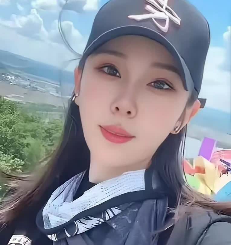 美女网红去世了。

她骑着肉包铁的哈雷，安全帽每日扣紧，摔倒当场毙命！


