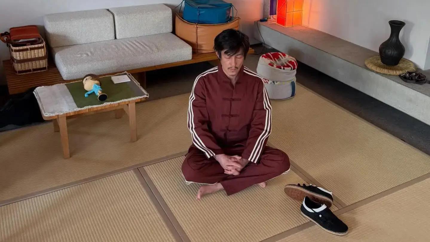 陈冠希打坐近照曝光，两撇小胡子封神，被喊“本山冠希分希”