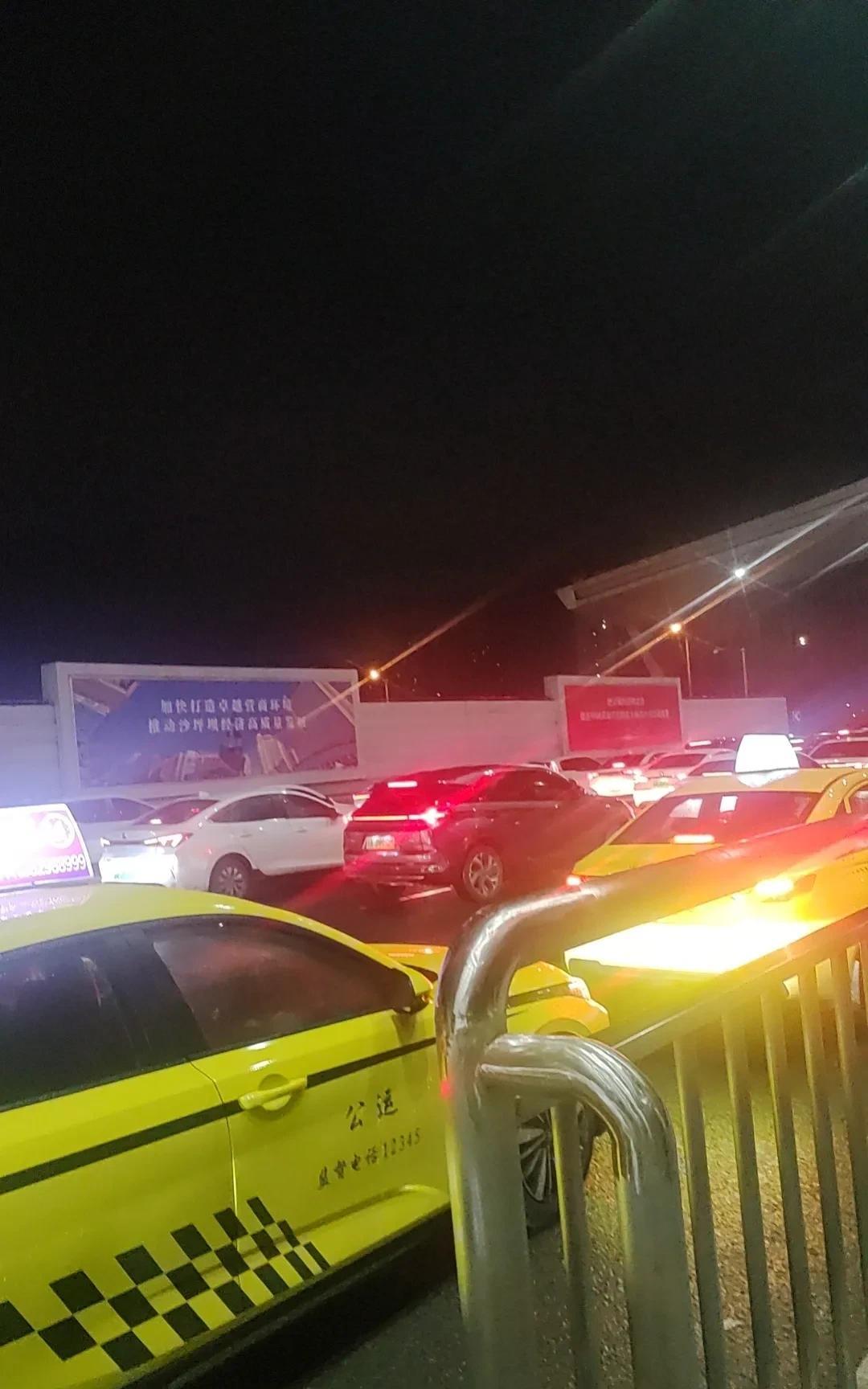 这两天我出行的时候在某打车软件打个车基本上是秒接，哪怕是按最低价进行下单，而且还