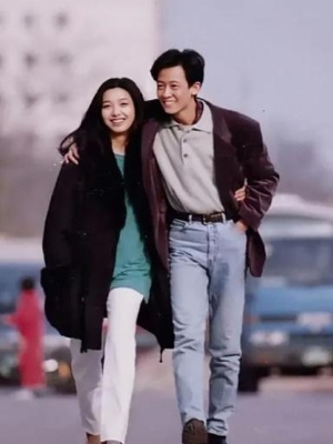 1994年，江珊和王志文在街道上，留下的美好瞬间。江珊当时27岁，美丽优雅。王志