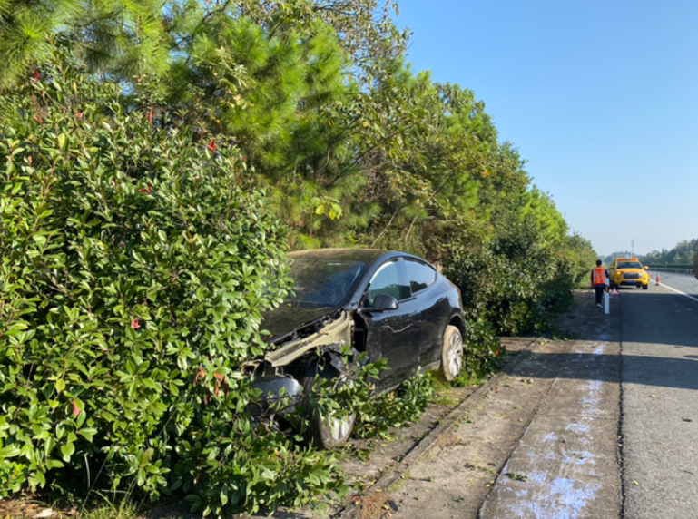 买了两个月的model Y谈下感受

买了两个月左右高速撞一下面临报废了
可能又