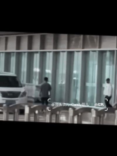 孙颖莎抵达北京，商务车接机~
莎莎到北京后就人参果“遁地”了吧！要不然对团队的压