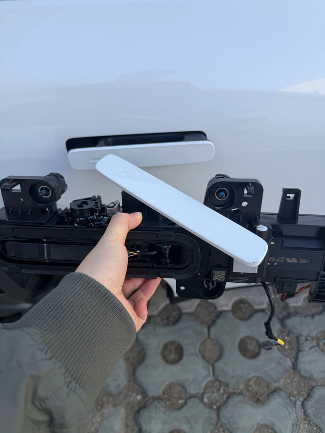 i6门把手断了
理想i6门把手断了
新提车两个月，地库起步右转，没注意右侧柱子，