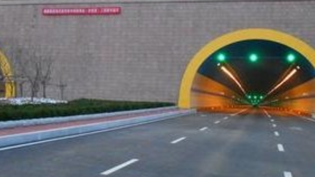 隧道里的灯为啥那么暗？真相让你大吃一惊！