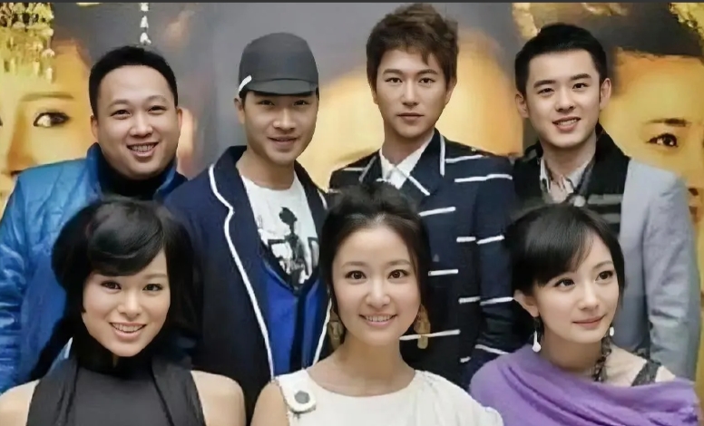 大家能猜出这是拍哪部剧的演员导演合照
相信大家都看过
杨幂在这个时期应该算她的颜