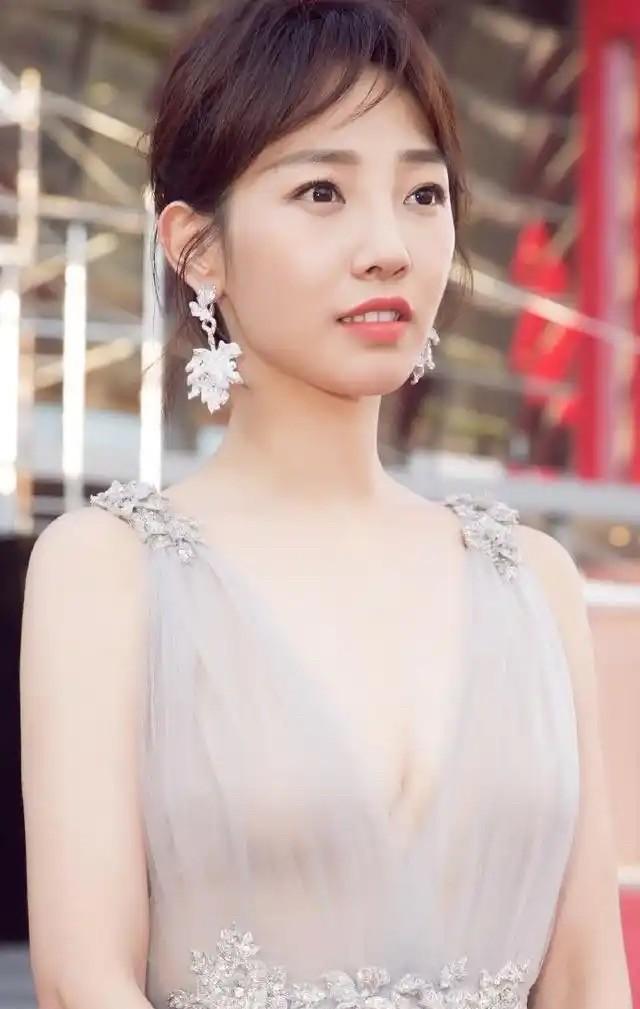 白百合的现任也是抢来的，她还挺得意这点的，甚至大放厥词，表示自己老公，要是出轨了