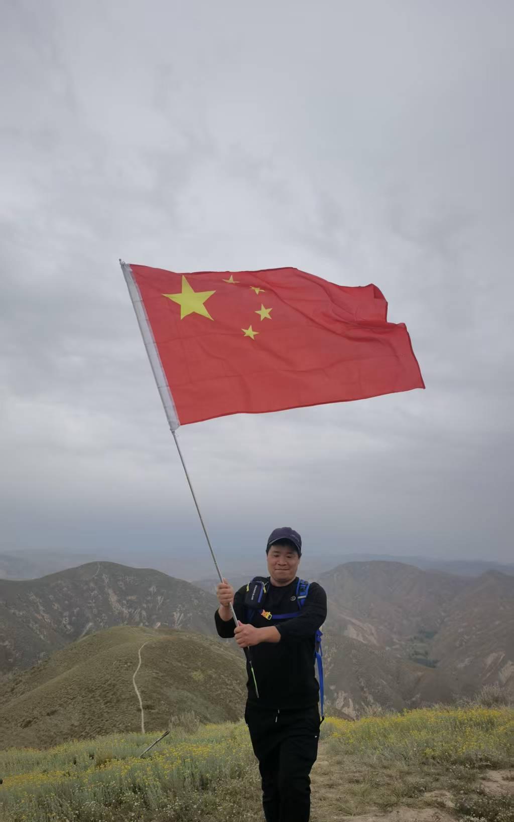秋雨飘洒过的清晨，空气确定清新，还带着几丝令人颤抖的凉意！
窗前的国槐依然的青翠