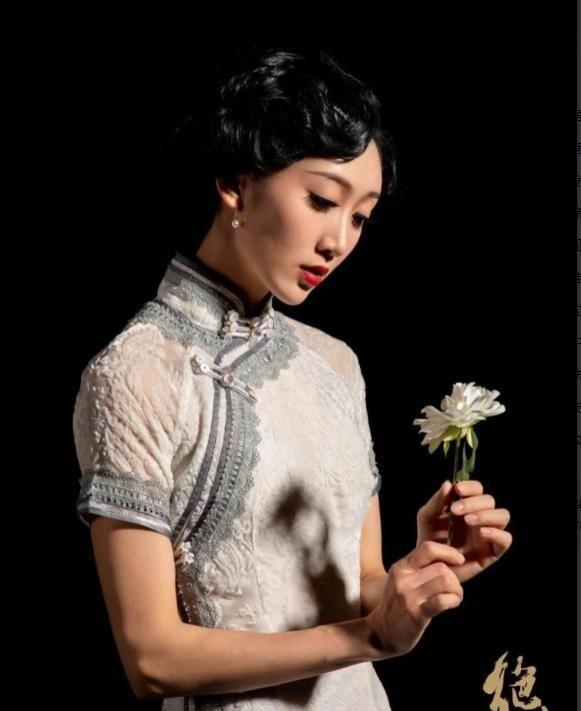 1941年，息烽监狱长把一女囚叫到办公室里，嬉皮笑脸着一边解衣服扣子，一边向女囚