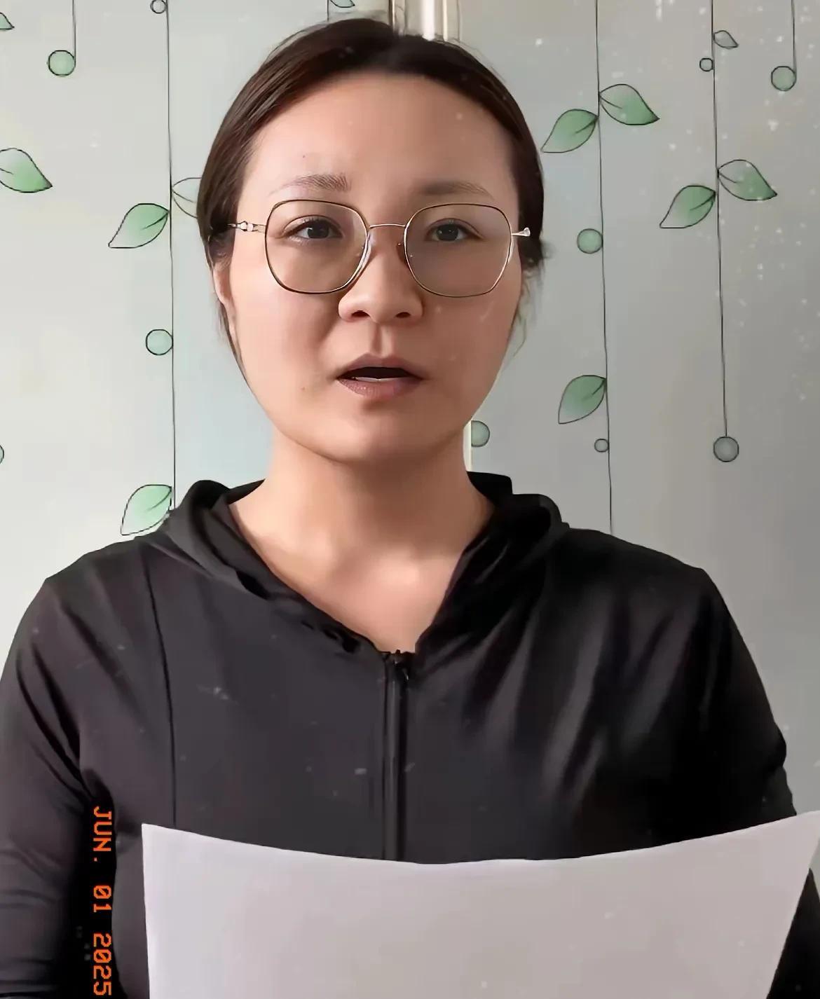 段某低着头念道歉信的时候，手都在不停地发抖。法院判决下来了，她不仅要赔偿40万，