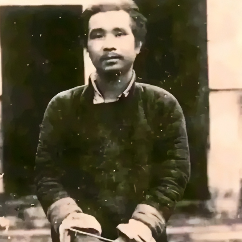 看到这张照片时，他的家人都泪目了！这是临刑前，家人买通狱卒，请人给他拍的，此前，