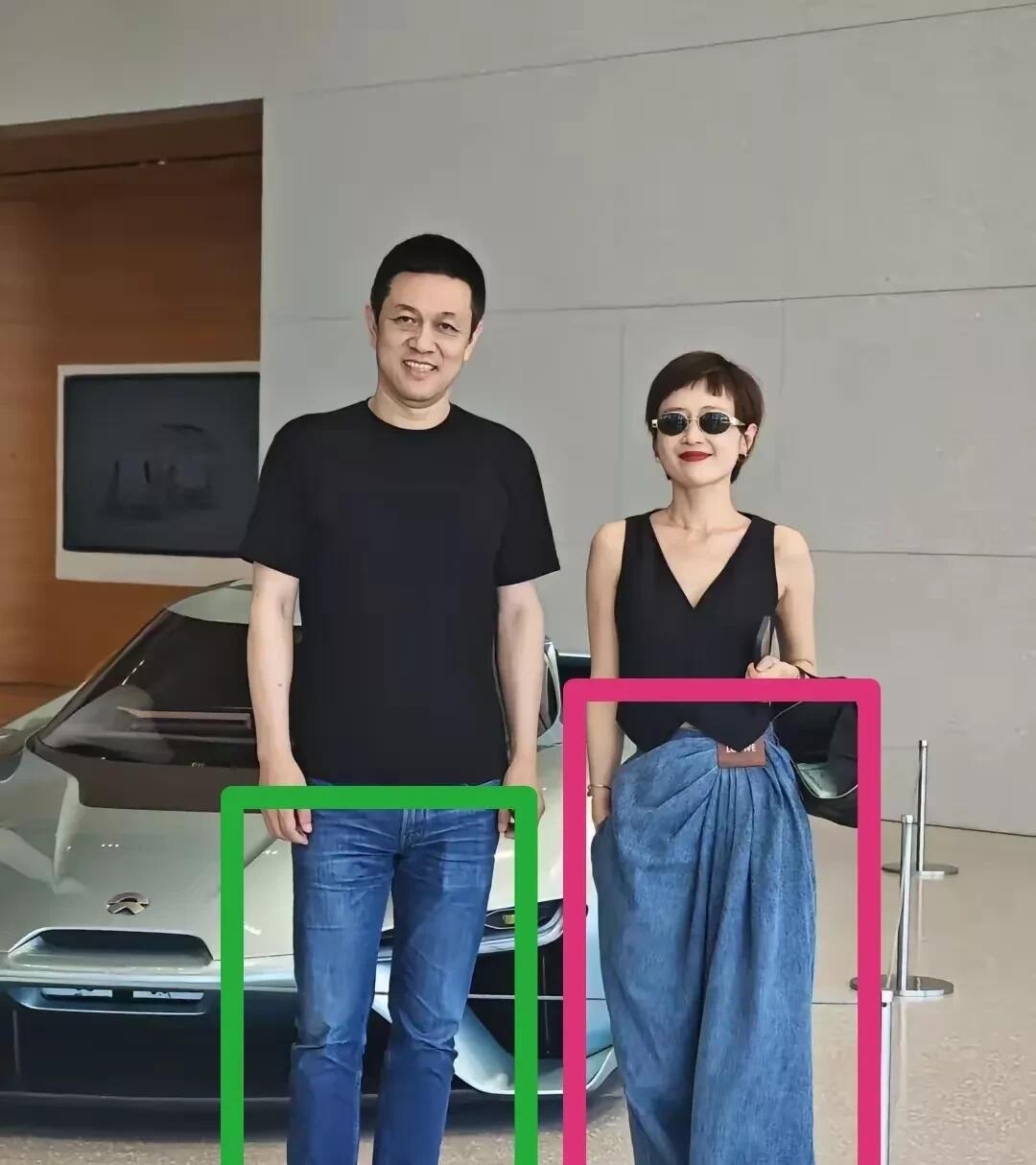 李斌看着还挺帅的，为什么他们这些成功人士都穿的这么低调，连裤子都是皱巴巴的。旁边