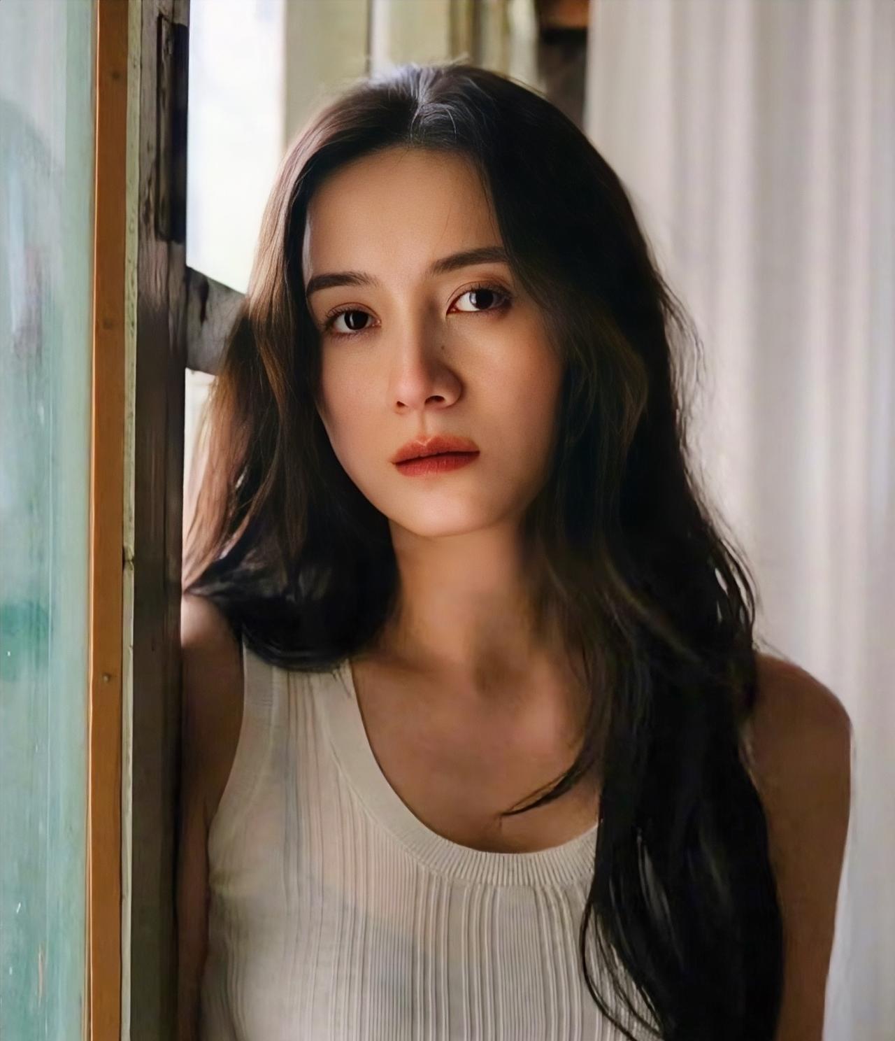 突然理解了，
为什么宋佳可以这么任性嚣张了，
从东北性感女神到大青衣的实力派，宋
