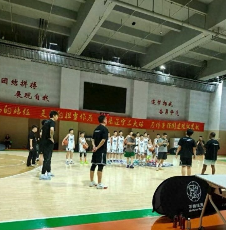 据媒体人@导演我躺哪_basketball报道，张镇麟个人篮球训练营今天开营。