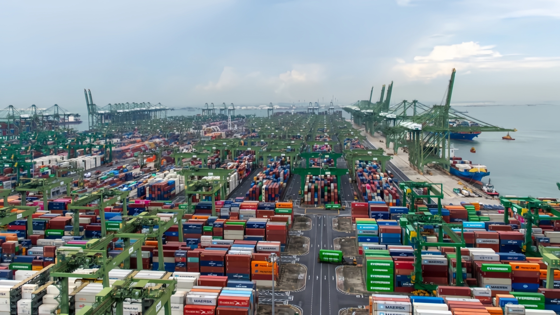 马六甲海峡沿岸那么多港口, 凭什么只有新加坡吃独食?