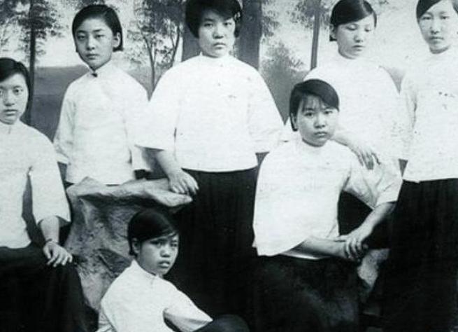 1995年的一天，一个白发苍苍的老妇人躺在沈阳城中一医院里，她的身边围满了家人和