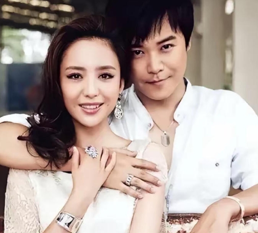 佟丽娅回应离婚后与陈思诚关系。在最新一期的《姐姐当家》节目中，佟丽娅谈及与陈思诚