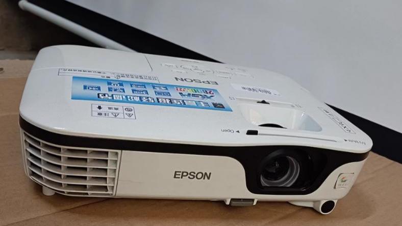 220元能捡漏爱普生商务投影？这价格入手感觉缺点都是香的