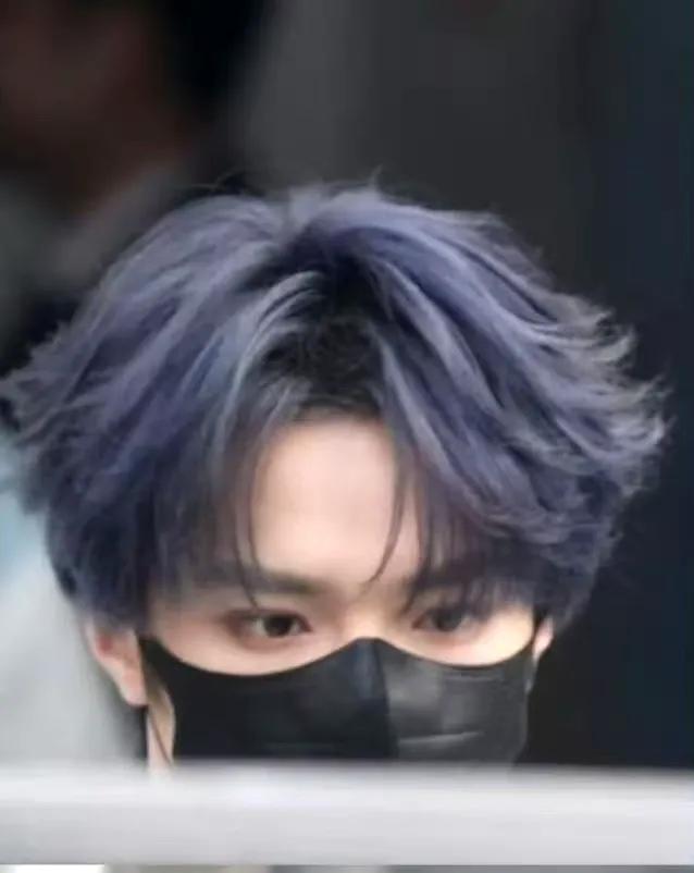 #刘耀文明天还回公司干吗#  时团舞台“递麦事件”笑到捶地！
李飞：递麦的小刘来