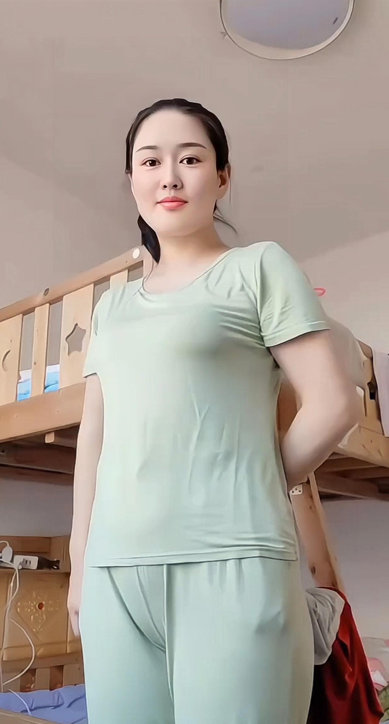 《学霸姐》
在我们班里，有一位特殊的“学霸姐”。
三年前，她与同胞弟弟同时考上大