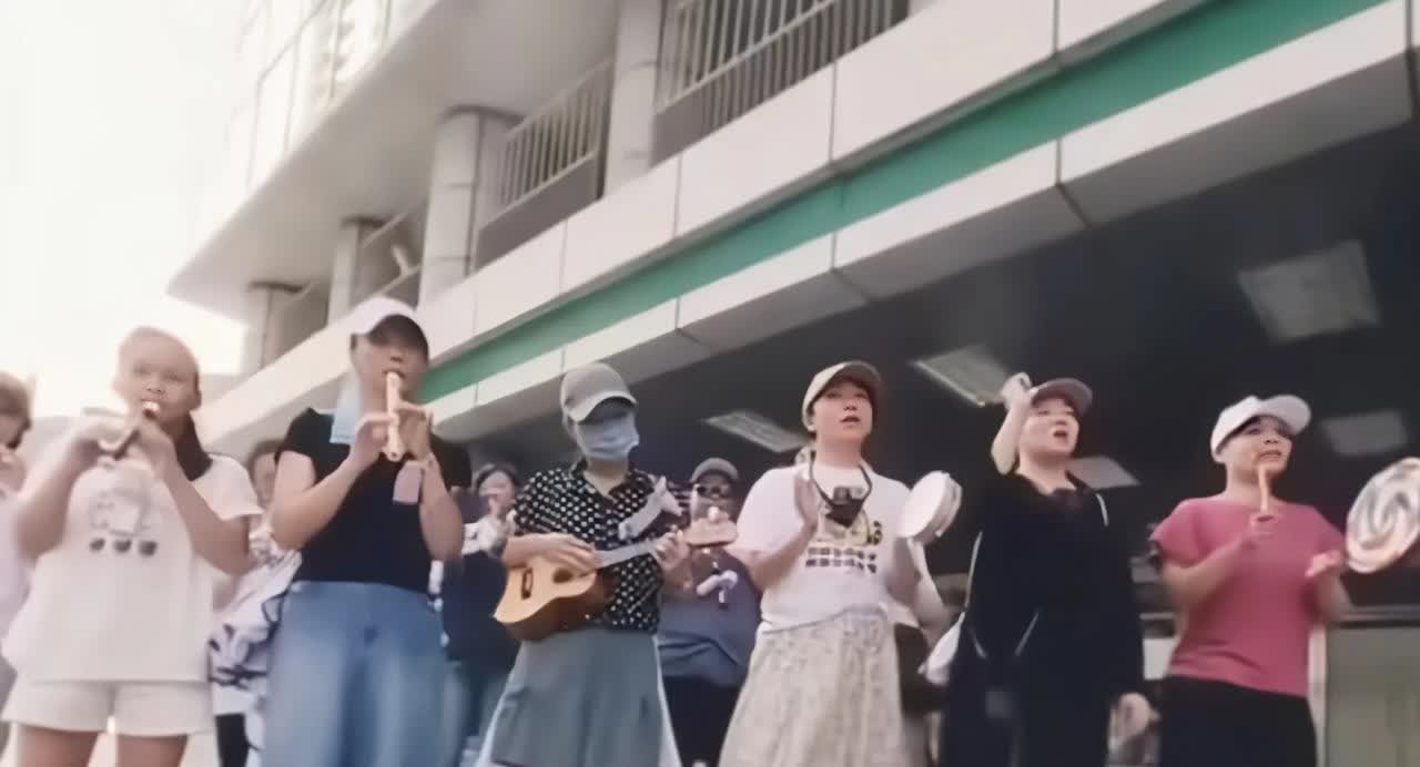 不知道情况的还以为岛内民进党什么重要人物“走”了呢？
幼稚！可笑！扰民！

