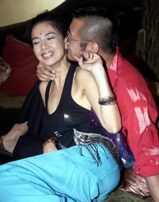 孙兴老婆林美贞4月8日发文，正式曝光和演员孙兴的离婚细节，她说，已经正式签字离婚