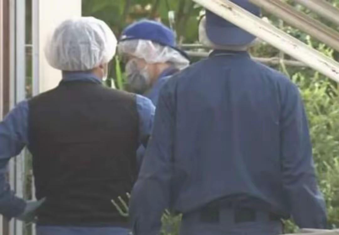 日本这个75岁老太太能把人逗死。
近日，她在亲属陪同下去警局自首。说她女儿二十年