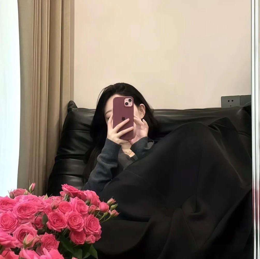 一个男人
他不主动联系你，也不会关心你的一切
别纠结，他就是不爱你，没有别的可能
