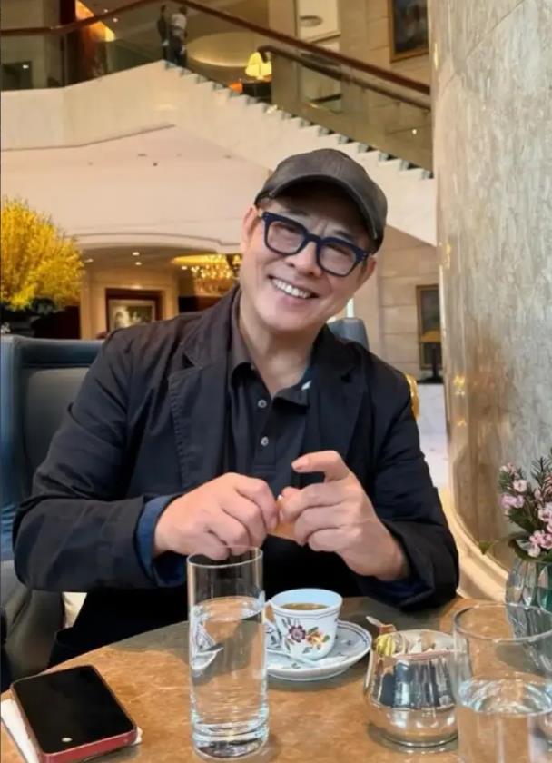 一觉醒来， 
不少丈母娘整沉默了！ 
亿万身家的李连杰，给大女儿陪嫁居然是辆30