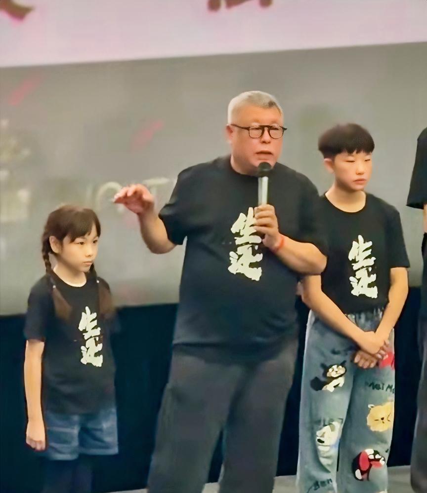 高群书夸富二代体验抗联？这话说得太离谱了吧？
高群书在《生还》试映会说女演员家里