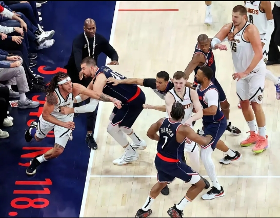 NBA又诞生一幅世界名画
布劳恩扒哈登
哈登瞪布劳恩
约基奇问哈登
戈登隔应哈登