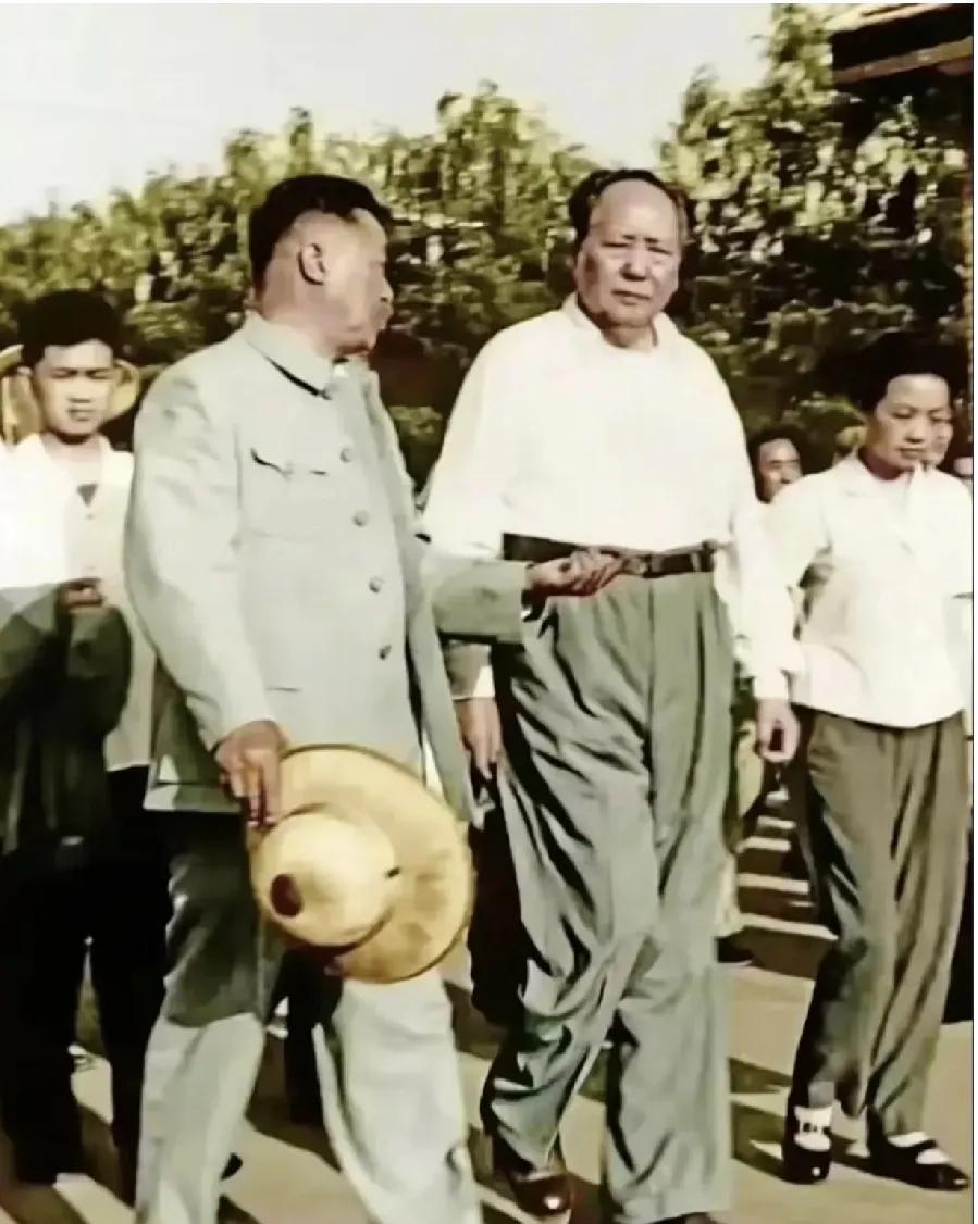 有人说，图中手拿草帽陪伟人边走边聊的是汪东兴，你觉得是他吗 ？
汪东兴长期负责伟