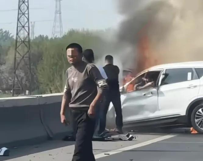 河北一辆越野车发生交通事故，车上两人活活被烧死，路人被骂惨了，双手插兜，只顾着拍