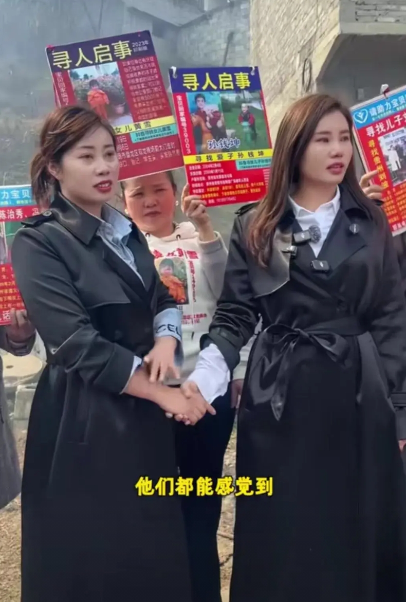 看到杨妞花和姐姐的合影我真的相信了那句话：

上帝给你关了一扇门，一定也会为你开