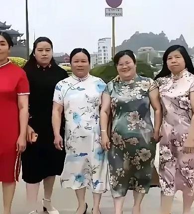 穿旗袍那可不是谁都能穿的，
大有讲究，穿不对了那是相当难看
胸太大不能穿，
没有