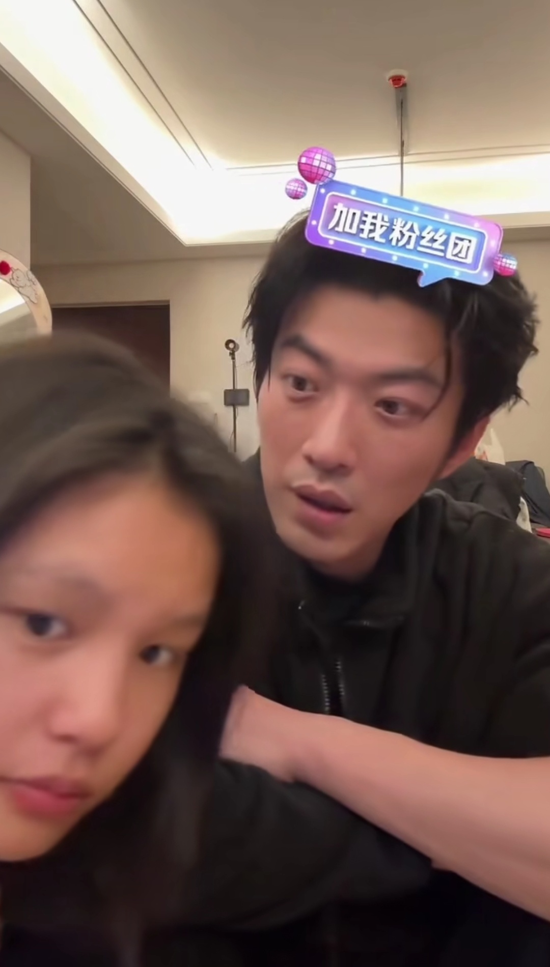 杨咩咩和于龙素颜的样子也很耐看！我说的！