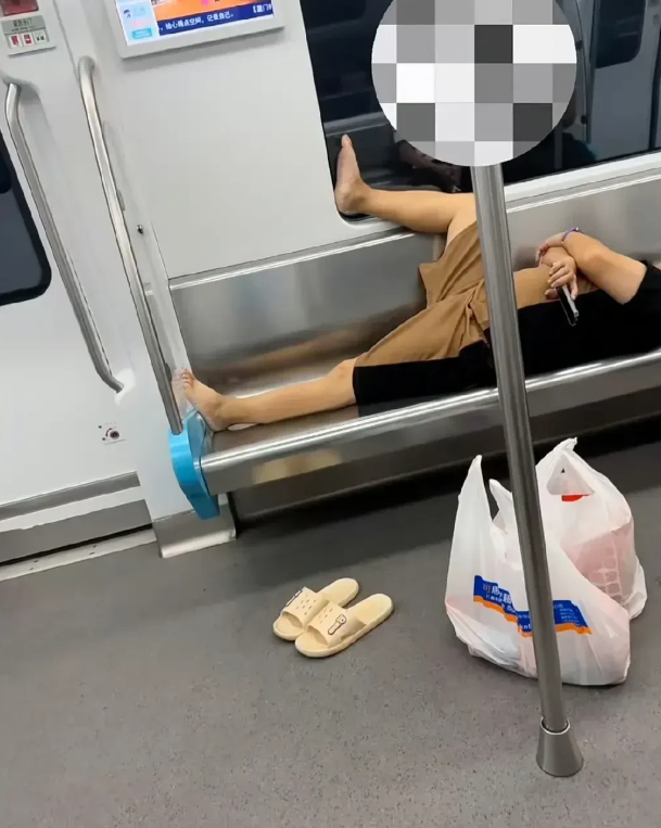 地铁上的这一幕，惊呆了。