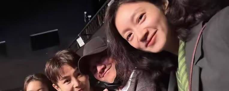 演员文章现状：重回校园，和老同学欢聚，小女友陪伴左右不离不弃