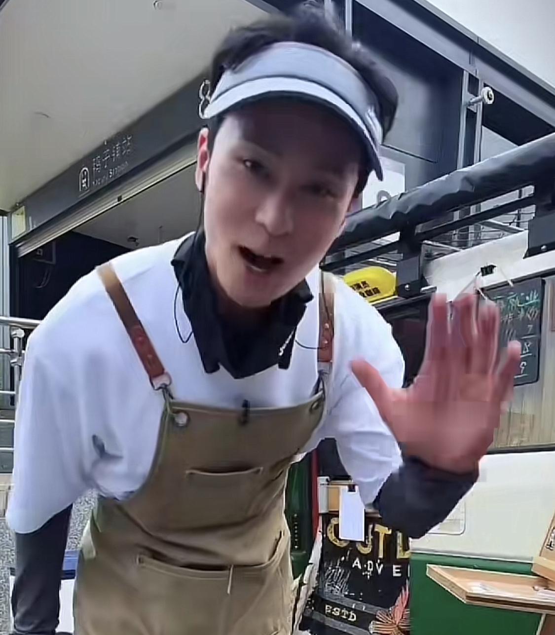 TVB演员姚亦澧，
竟然沦落到长沙街头卖咖啡，
网友看到后纷纷给他介绍工作，有的