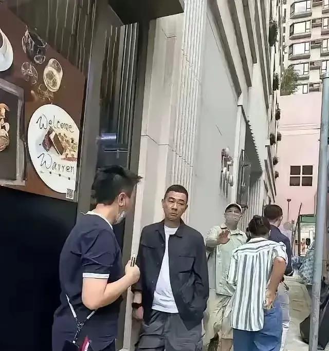 差点没认出来照片中的这个人！曾经的流量小生现如今却苍老成这个样子了，不禁让人感叹