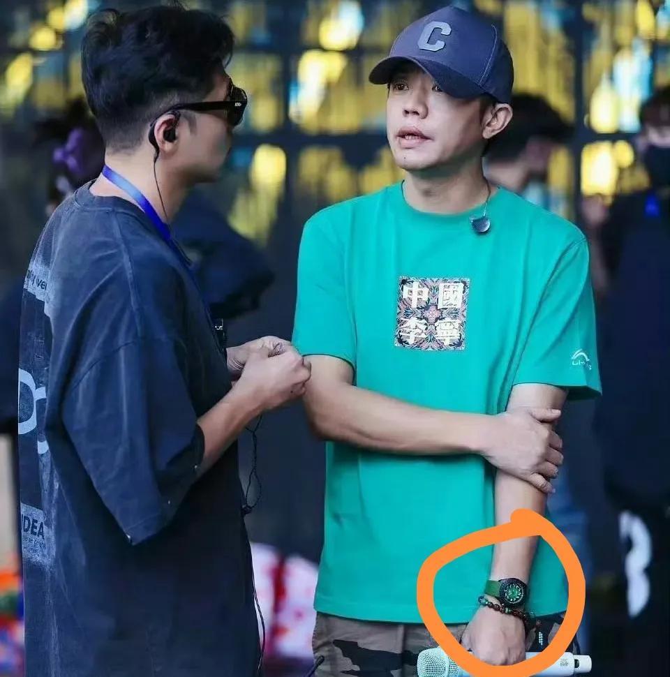 自己曝出曾经脚踹过女性工作人员
53岁的曾毅不会再也唱不了歌了吧？
最近刚看完曾