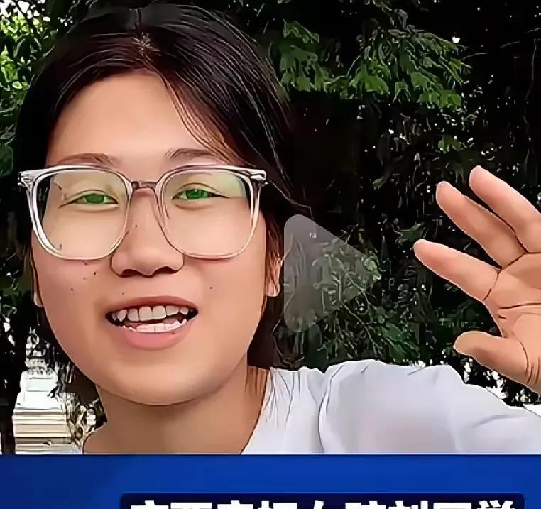 赞扁担女孩---刘燕
扁担挑来岁月诗，
泥途啃字志难移。
今朝踏破风云起，
稳步