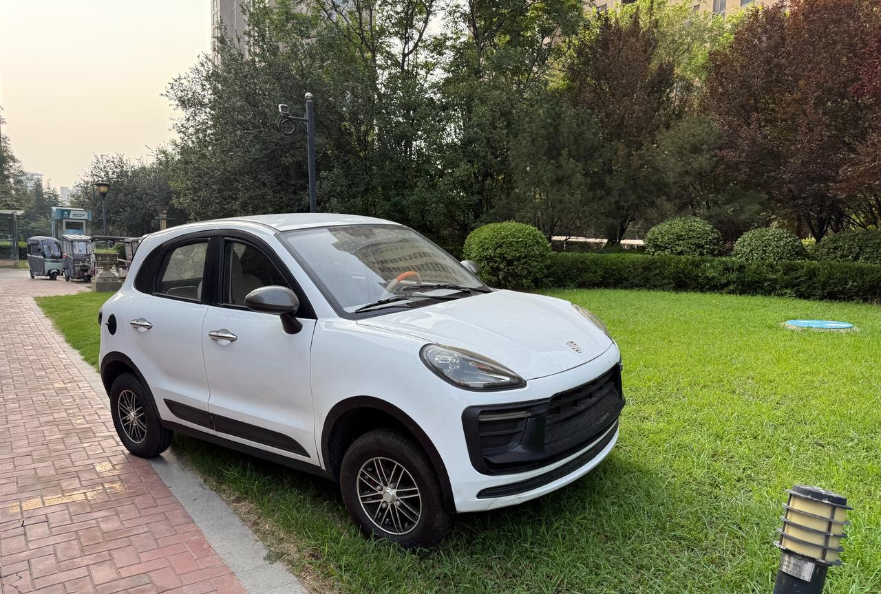 如果不看牌照，你说这是一辆新能源电动汽车，还是老年乐？从个头上来说，这车比智豆还