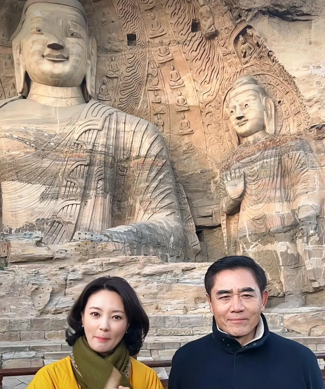 大同云冈石窟下的中年男女