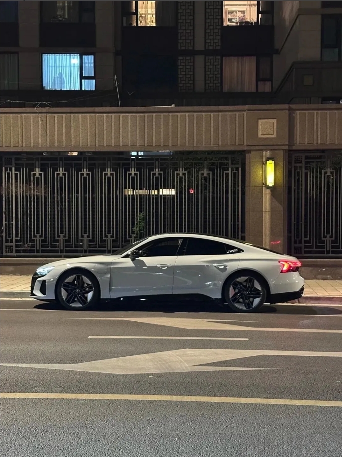 同事刚买了辆超跑就发到工作群里面炫耀，颜值确实逆天，但他只发了一张侧面照片，还不