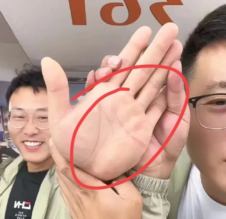 小红老公云飞真能干吃苦耐劳，难怪小红那么喜欢云飞。

云飞以前干活时从架子上