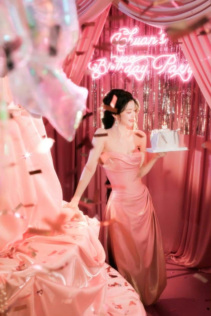 被王楚然这组造型美晕了！粉色裙子自带仙气，满头精致的蝴蝶结更是甜到不行。她手里举